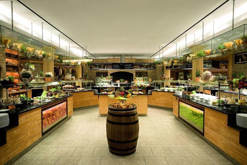 Schlosshotel Kitzbuehel A-Rosa Collection 외부 사진 The salad bar at Seasons 52