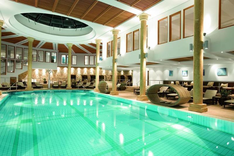 Schlosshotel Kitzbuehel A-Rosa Collection 외부 사진 The swimming pool at the hotel