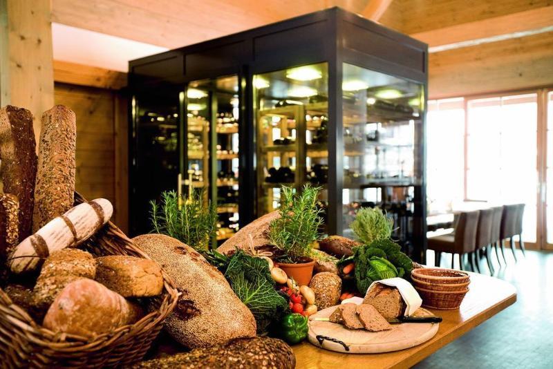 Schlosshotel Kitzbuehel A-Rosa Collection 외부 사진 Bread and wine at a restaurant